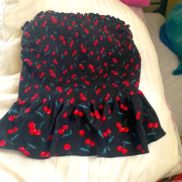 A crop top - Picture 1 of 2